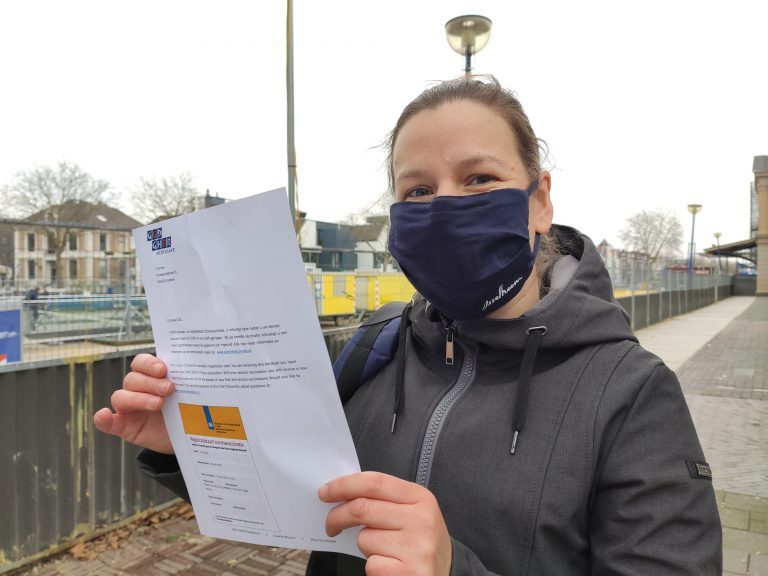Eerste prik onder medewerkers van IJsselheem is voor Jolien