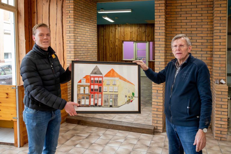 Het einde van een tijdperk.  Waar Tony Korteschiel (69) bijna vijftig jaar zijn winkel runde, komen nu appartementen.