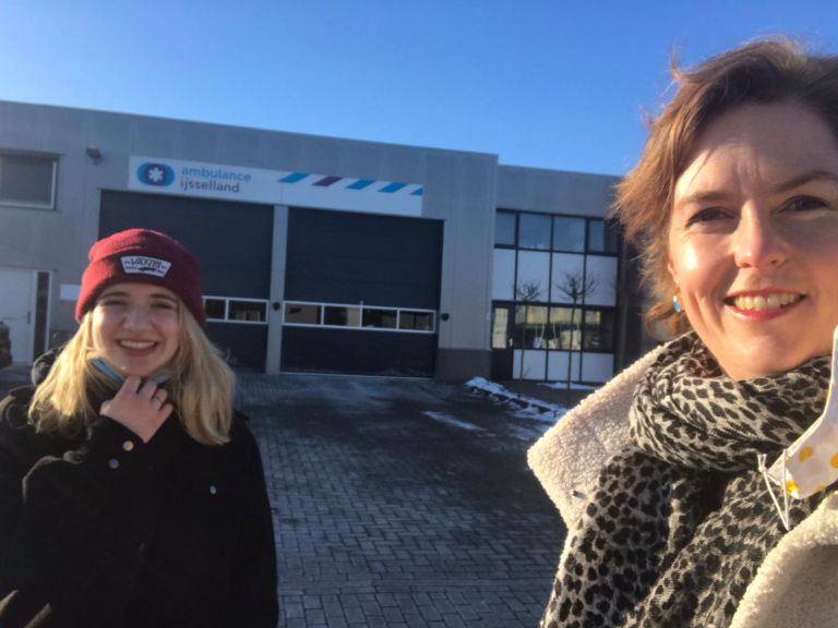 Hilde Palland (CDA) verrast ambulancepersoneel met ontbijt