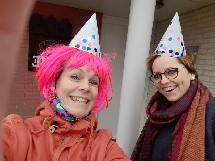 Marieke van Wijck en Marjette Zomer maken er bij elke mentorleerling een feestje van