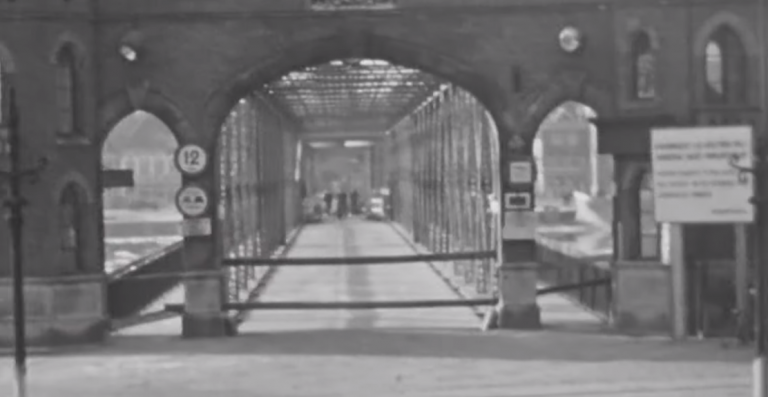Unieke beelden van de vernielde IJsselbrug in Kampen tijdens de Tweede Wereldoorlog