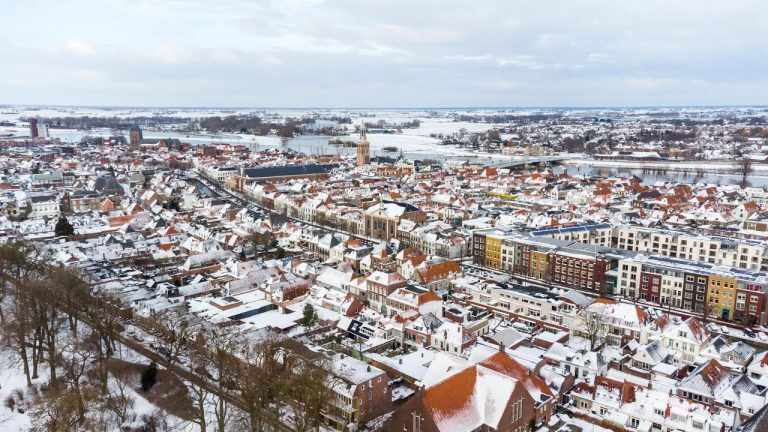 Kampen in de sneeuw van boven