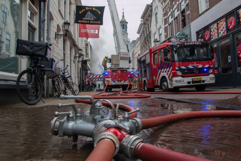 Grote woningbrand Oudestraat in Kampen