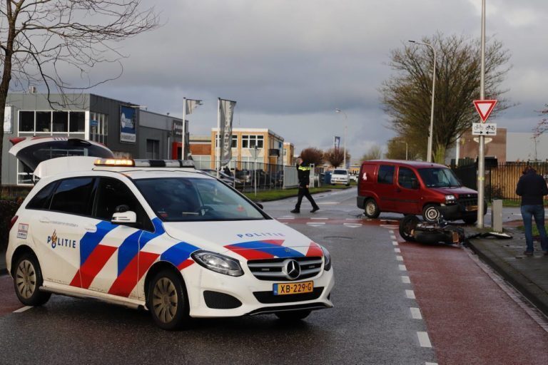 Aanrijding haatlanderdijk: Motorrijder gewond geraakt