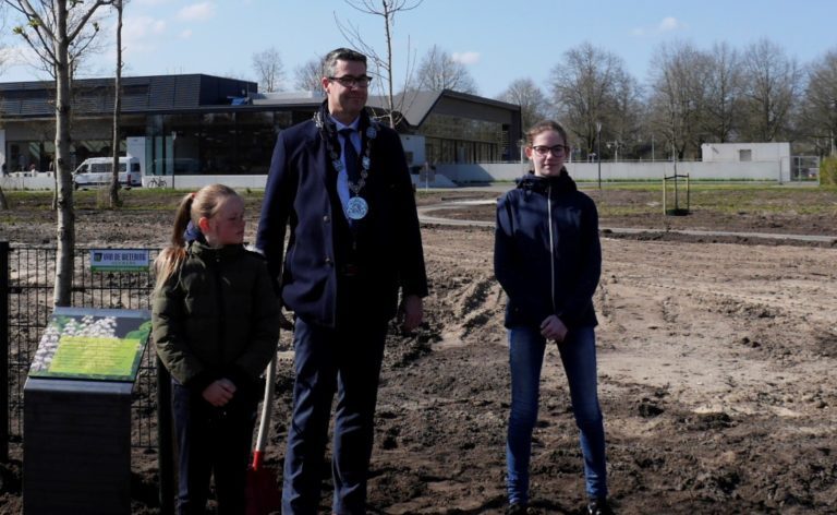 Kampen heeft nu ook een Anne Frankboom (VIDEO)