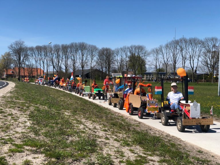 Wendeschool op Kampereiland viert Koningsspelen met eigen optocht