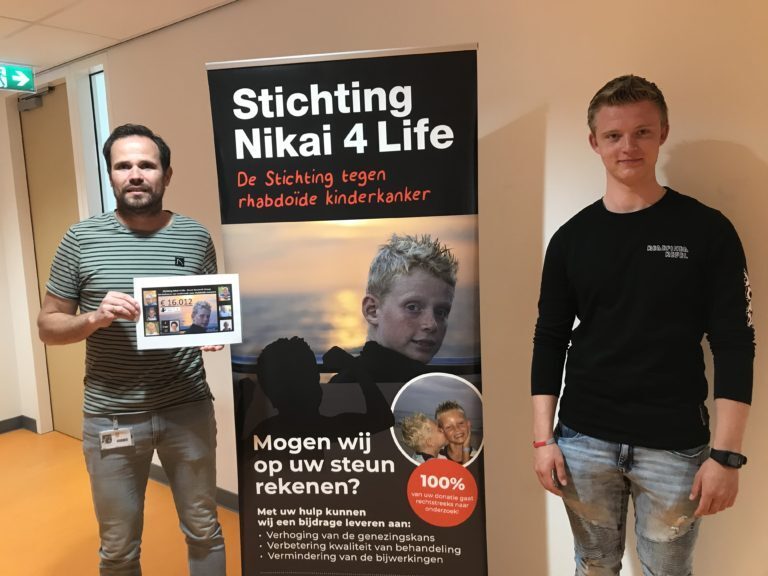 Nikai 4 Life overhandigt weer een cheque in de strijd tegen rhabdoïde kinderkanker