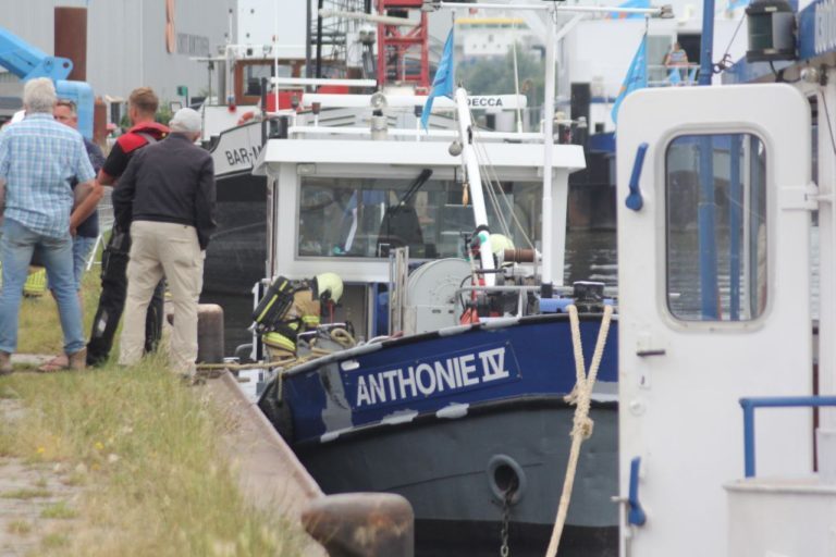 Brand in machinekamer van een schip aan de Loswal.