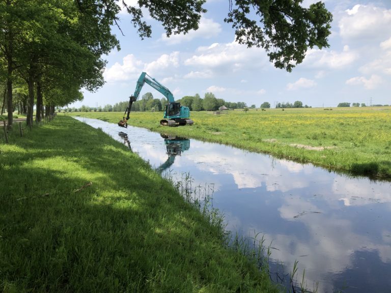 Sloten en oevers maaien voor goede aan- en afvoer van water (met video)