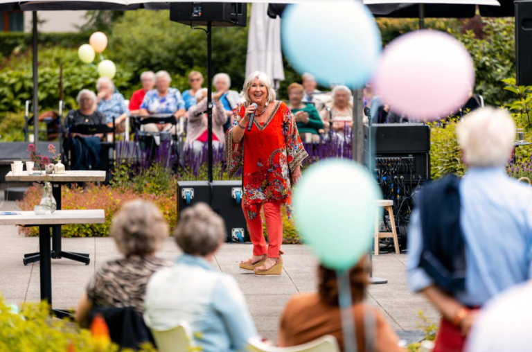 Willeke Alberti verrast cliënten Margaretha met een concert