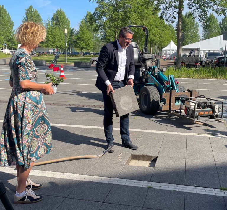 Handen uit de mouwen bij start vergroening Burgemeester Berghuisplein