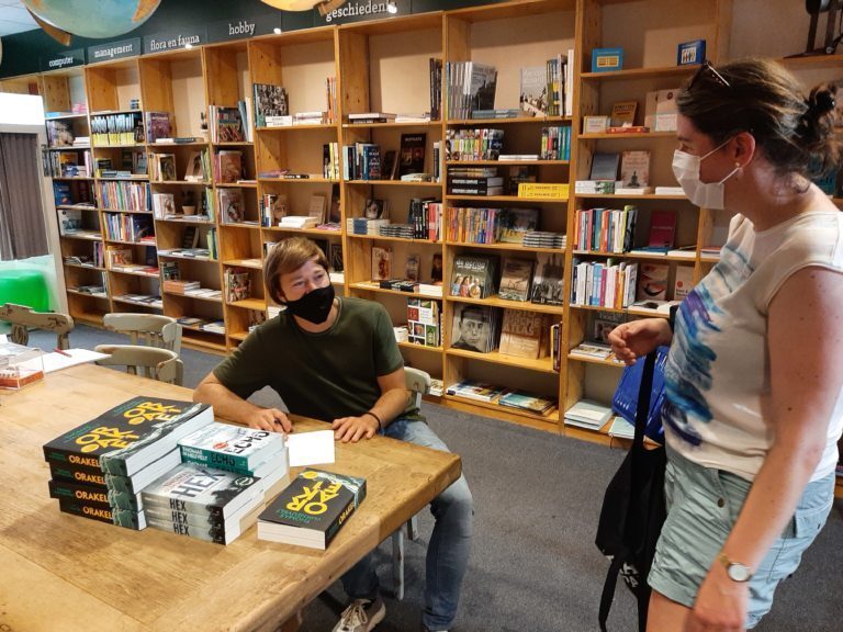 Thrillerauteur signeert in Kampen