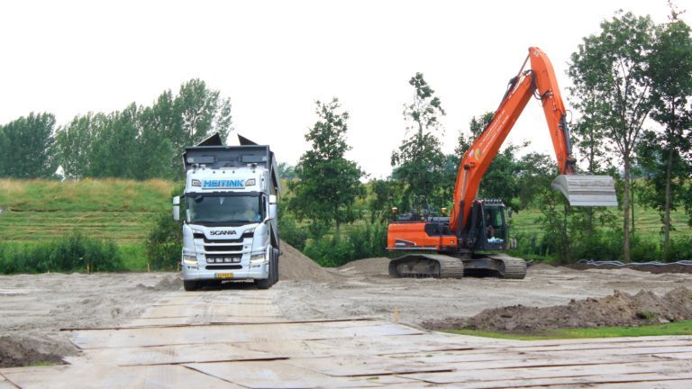 Bezoek renovatie voetbalvelden Go-Ahead door wethouder Geert Meijering