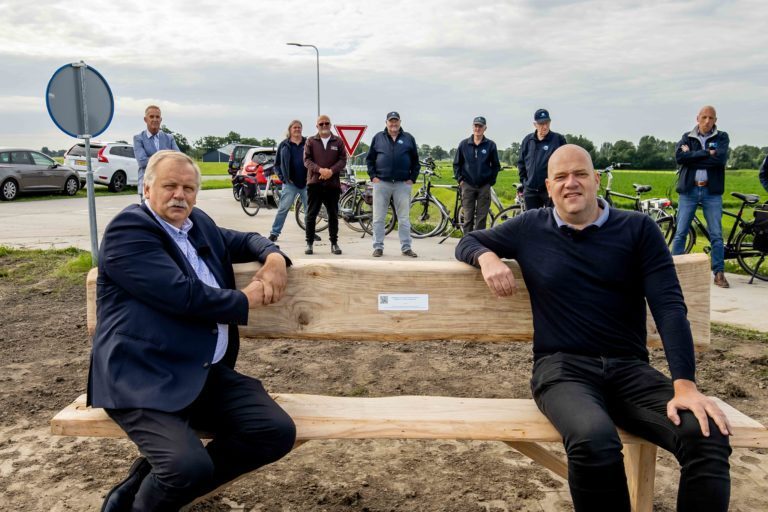 Werkgroep realiseert vijf bankjes in het Reevediep