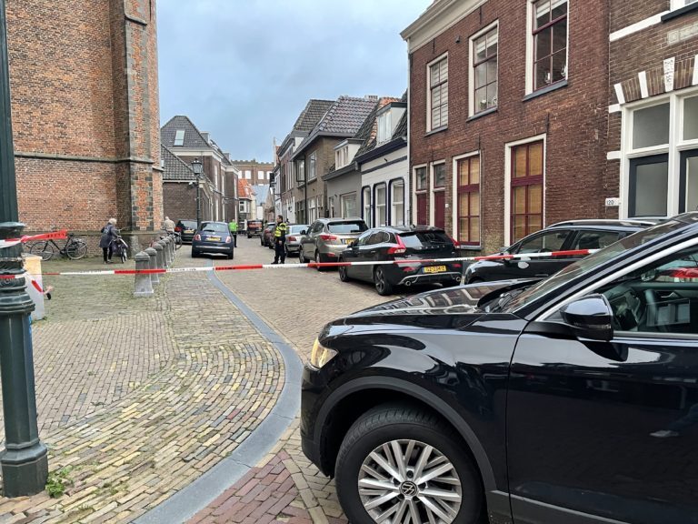 Verwarde man gooit dakpannen van woning Kampen.