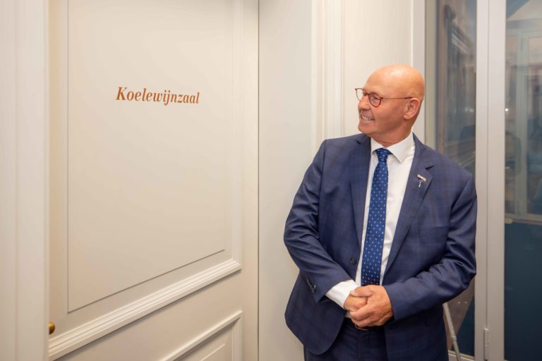 De wethouders van het college van b en w hebben als afscheidscadeau de themazaal ‘bestuur en recht’ van Stedelijk Museum Kampen laten vernoemen naar Bort Koelewijn