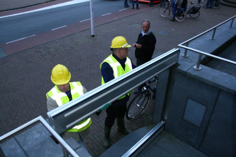 Hoogwaterbrigade oefent sluiten ‘stadsmuurwaterkering’ Kampen