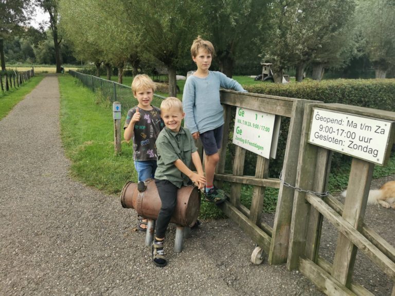 Jone, Tiem en Duuk vinden het gestolen varken van kinderboerderij Cantecleer