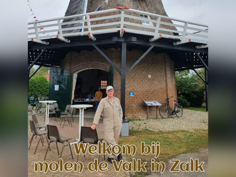 Molenaar Gerrit Boom opent de deuren van molen De Valk in Zalk