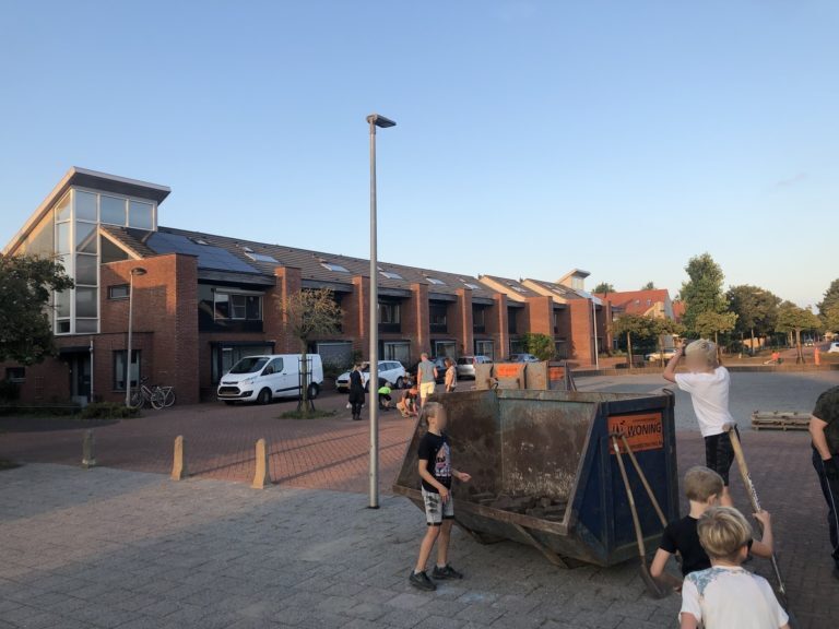 Bewoners Oratoriumplein pakken vergroening van het plein groots aan.