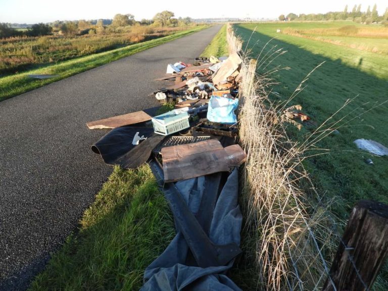 Afval gedumpt op dijk van Kampen naar Wilsum