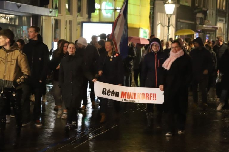 Protest tegen de coronamaatregelen in de binnenstad van Kampen