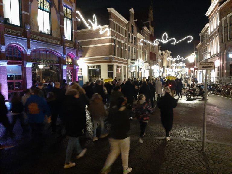 Protest op de Oudestraat tegen nieuwe coronamaatregelen