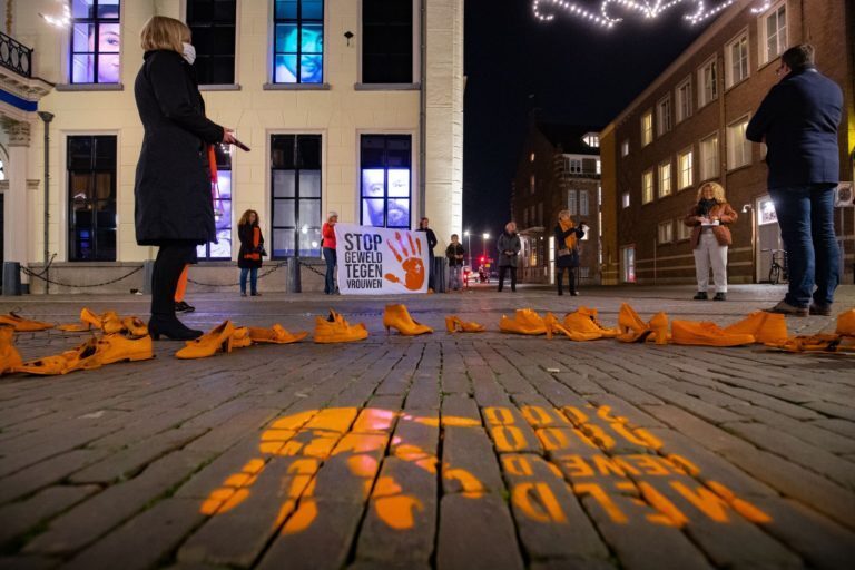 Scholen geven les over geweld tegen vrouwen en meisjes. Kampen kleurt oranje