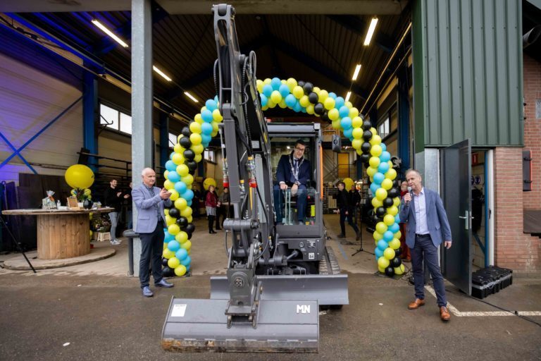 Visscher BV rijdt met elektrische kraan duurzaam een nieuwe eeuw in