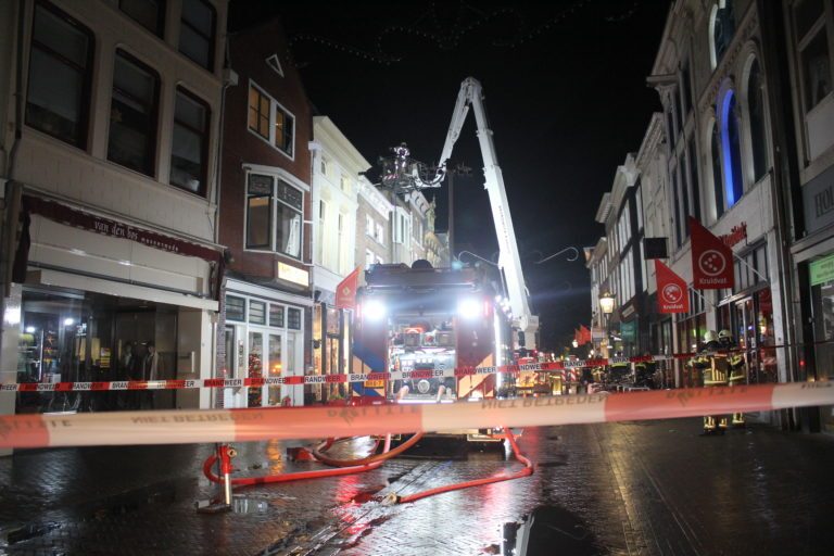 Brand in de Oudestraat: Brandweer Kampen “kom niet kijken”.