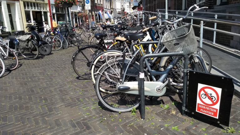 Gemeente Kampen opent bewaakte en overdekte fietsenstalling in de binnenstad