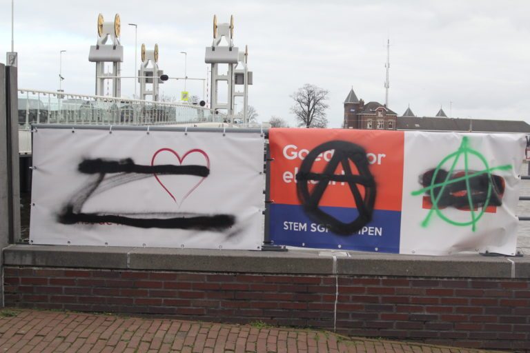 Spandoeken politieke partijen beklad, burgemeester dreigt met aangifte