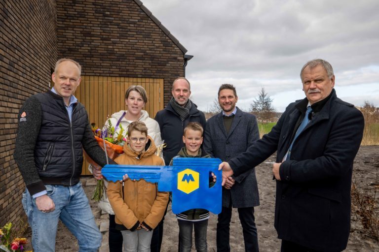 Eerste bewoners De Terpen ontvangen sleutel van hun nieuwe woning