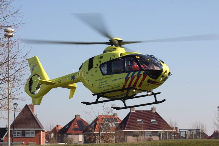 Traumahelikopter trekt bekijks in Het onderdijks