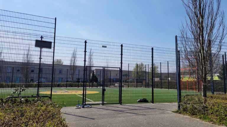 Bewoners Brunnepe en gemeente zetten samenwerking voort voor activiteiten op het Cruyff Court