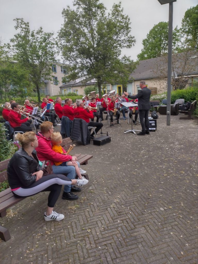 Stageband van Oranje  geeft een spetterend  concert in de Hanzewijk