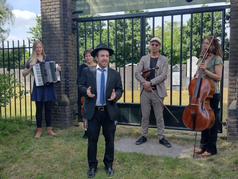 Opknapbeurt voor metaheerhuisje. Klezmermuziek klinkt in Joods Kampen