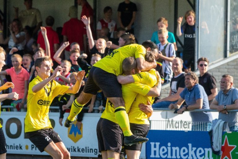 Drie DOS-goals in zeven minuten zorgen voor cruciale zege in stadsderby.