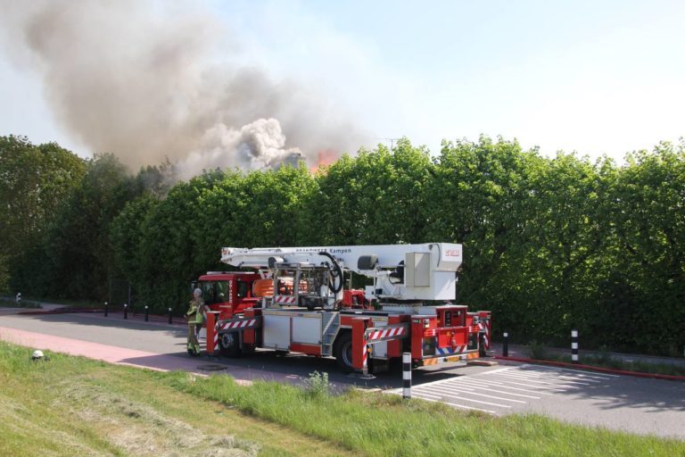 Uitslaande brand boerderij aan de Kamperstraatweg