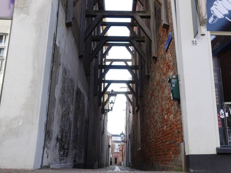 Stadswandeling langs grote branden in de Kamper binnenstad