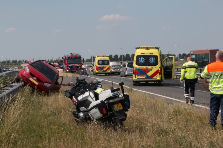 Ongeval N50: auto belandt op de vangrail