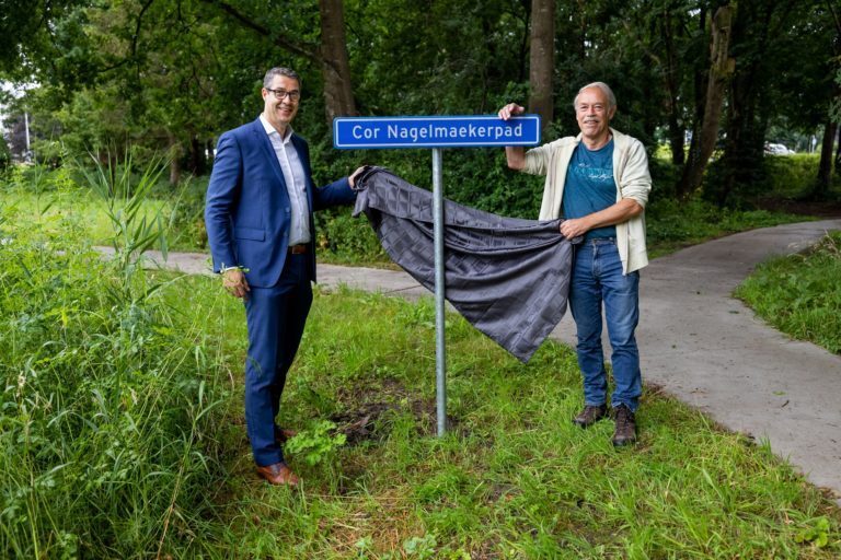 Gemeente eert Cor Nagelmaeker met bord aan vernieuwde Heemtuin Kampen