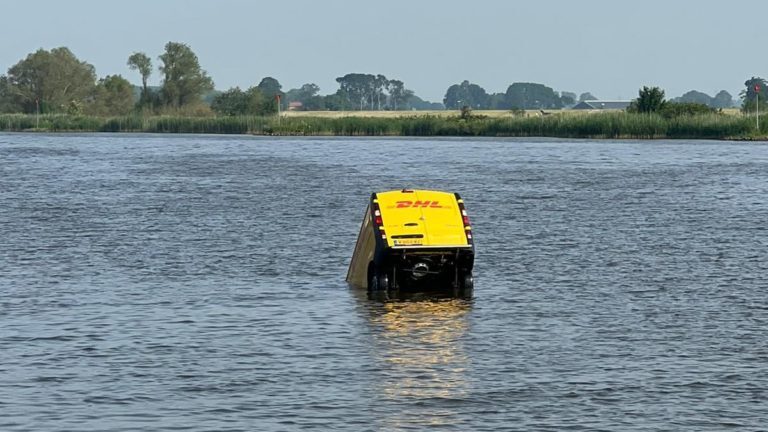 *** 16:30 UPDATE*** Bedrijfsbus in de IJssel