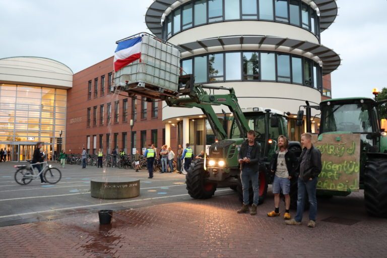 Commissievergadering Kampen ‘verstoord’ door vreedzaam boerenprotest.