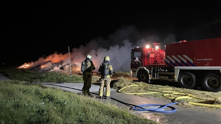 Brandweer rukt uit voor bermbrand: Kampen in rook