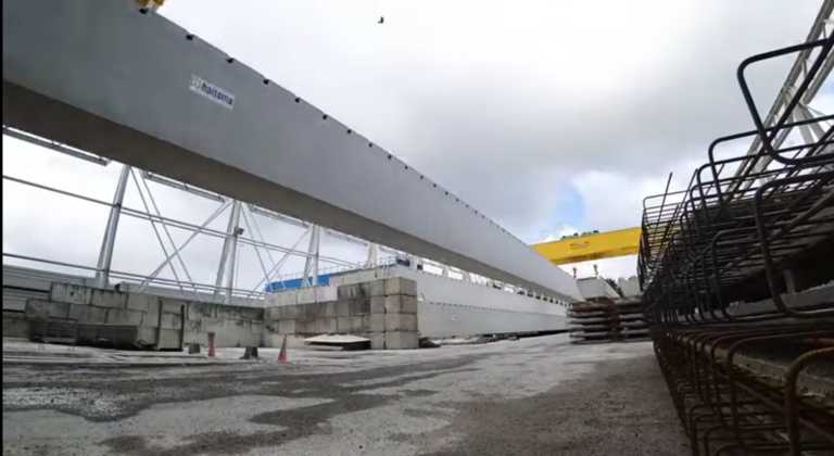 Kokerliggers van 61 meter geplaatst bij Roggebotbrug