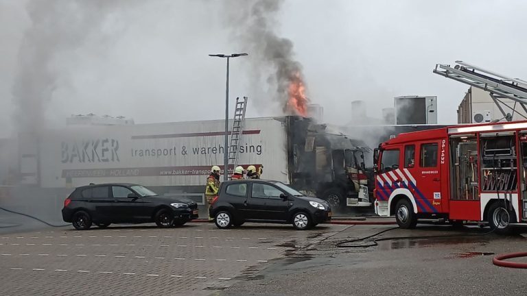 Vrachtwagen in brand bij supermarkt in IJsselmuiden