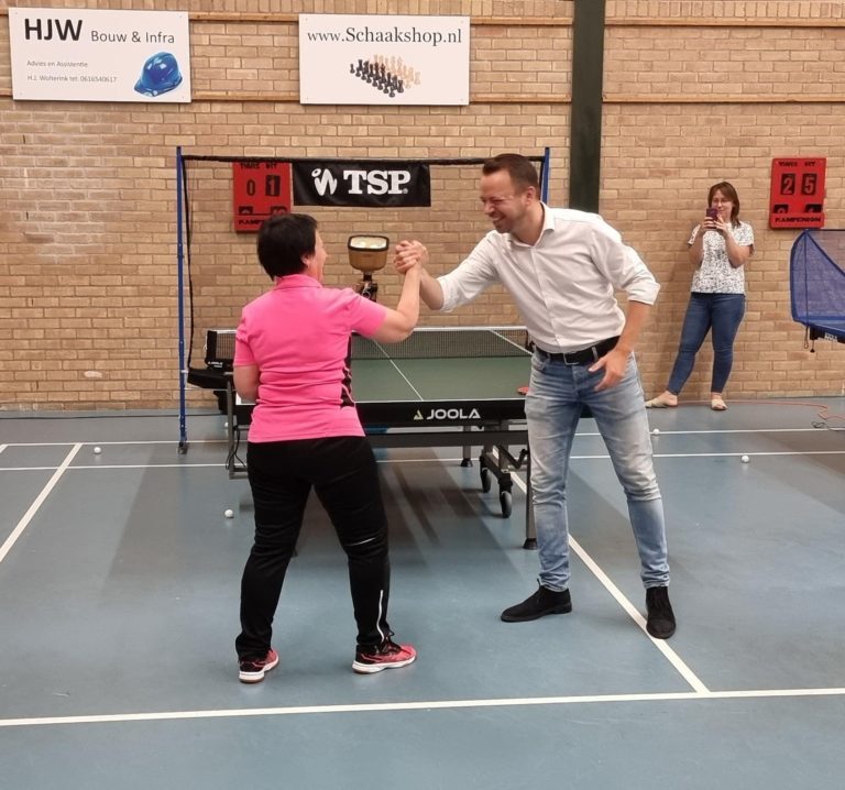 Burgemeester slaat eerste bal bij tafeltennisrobot van Kampenion