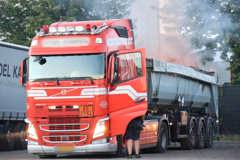 Brandweer rukt uit voor vrachtwagenbrand Kampen