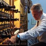 Pieter Heykoop achter Hinsz-orgel
